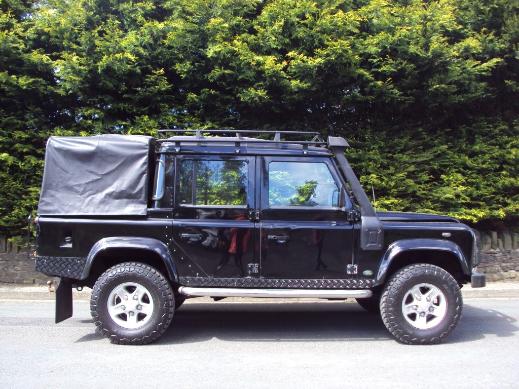 Used LAND ROVER DEFENDER 2.5 110 TD5 XS DOUBLE CAB in Lancashire