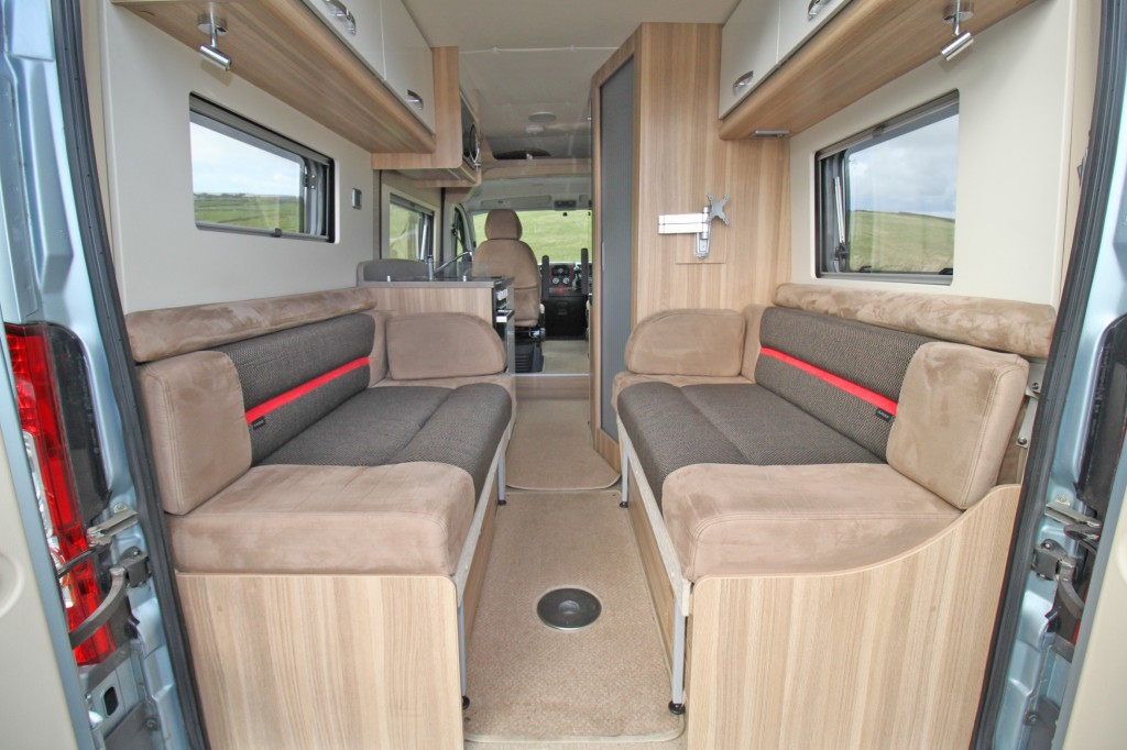 AUTOCRUISE Rhythm Compact  ,  Only 5.4m long, Rear lounge twin-sofa, 6 speed gearbox,  many extras.