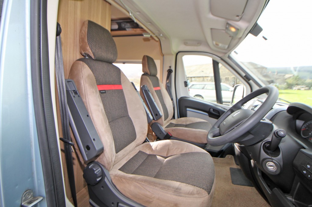 AUTOCRUISE Rhythm Compact  ,  Only 5.4m long, Rear lounge twin-sofa, 6 speed gearbox,  many extras.