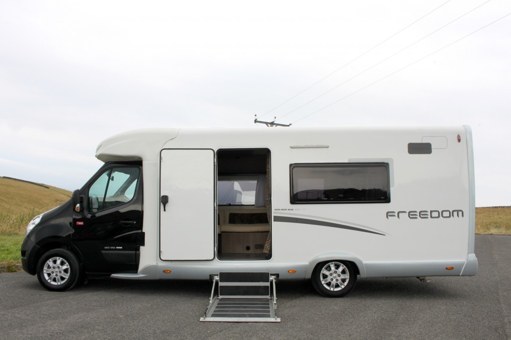 RENAULT ACROSS-CAR FREEDOM 688ET WAV WHEELCHAIR ACCESSIBLE, AUTOMATIC, HAND CONTROLS, 6 WAY DRIVERS SEAT, 3 BERTH, 3 BELTS