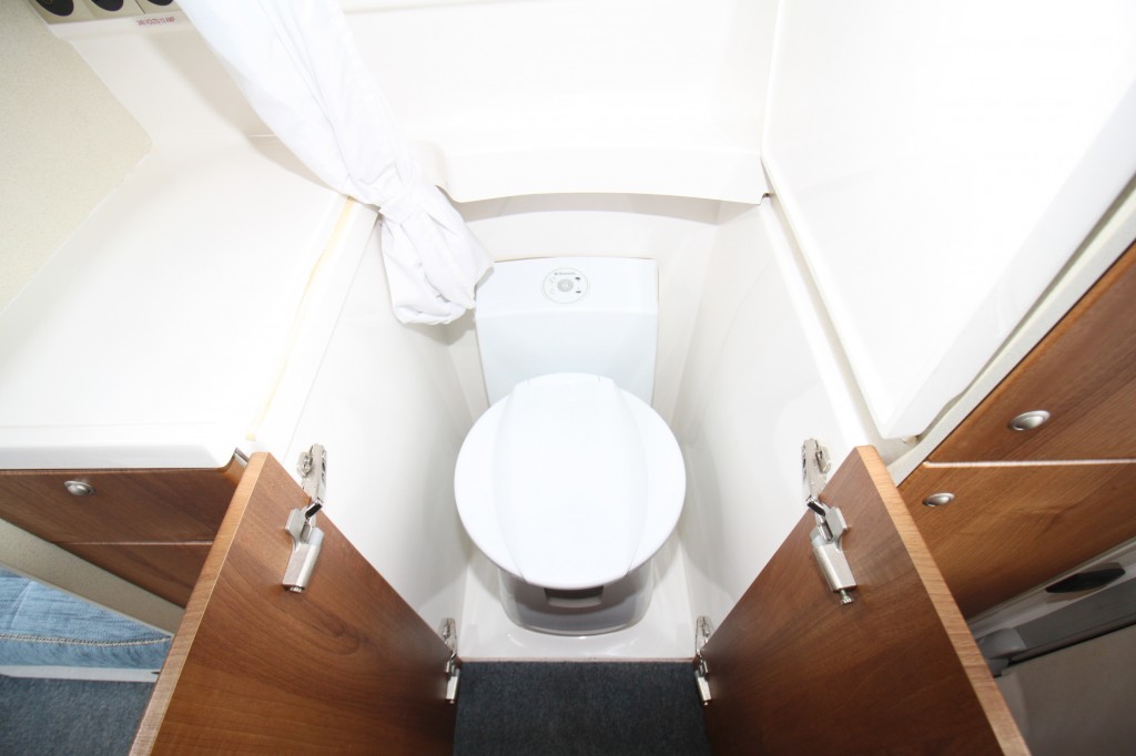 ROMAHOME R25 1.6 HDi X, ONLY ONE OWNER, CASSETTE TOILET, WATER HEATER< ONE PIECE GRP BODY