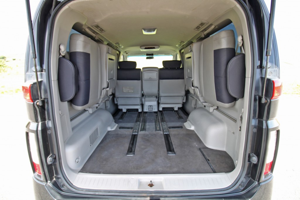 NISSAN ELGRAND  3.5 MPV DUAL FUEL LPG CONVERSION, 4x4, 8 SEATS, REAR SEATS FOLD TO MAKE BED.