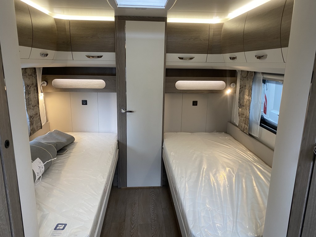 HOBBY Prestige 720 WLC Fixed, single beds end Bathroom 