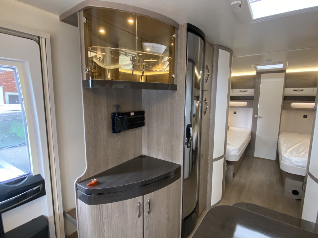 HOBBY Prestige 720 WLC Fixed, single beds end Bathroom 