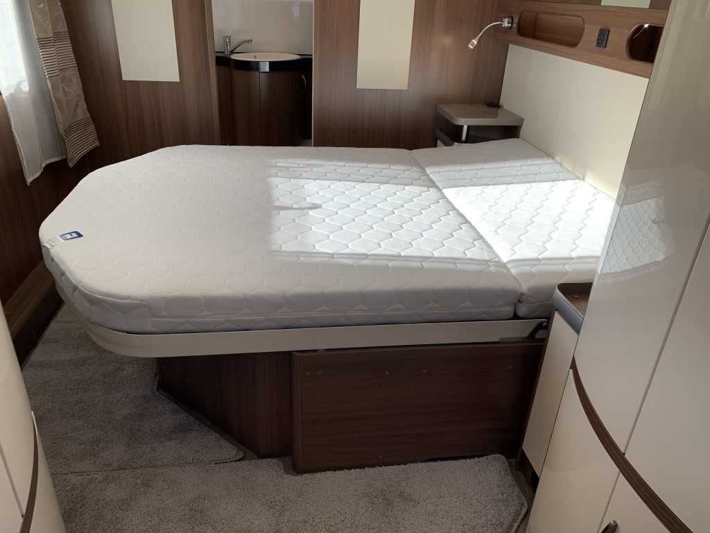 HOBBY Prestige 720 WQC Fixed island bed end bathroom new 2020