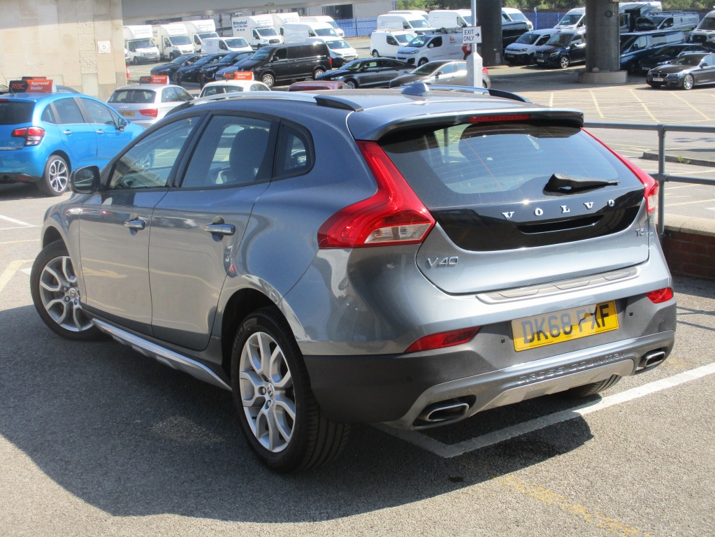VOLVO V40 1.5 T3 CROSS COUNTRY 5DR AUTOMATIC