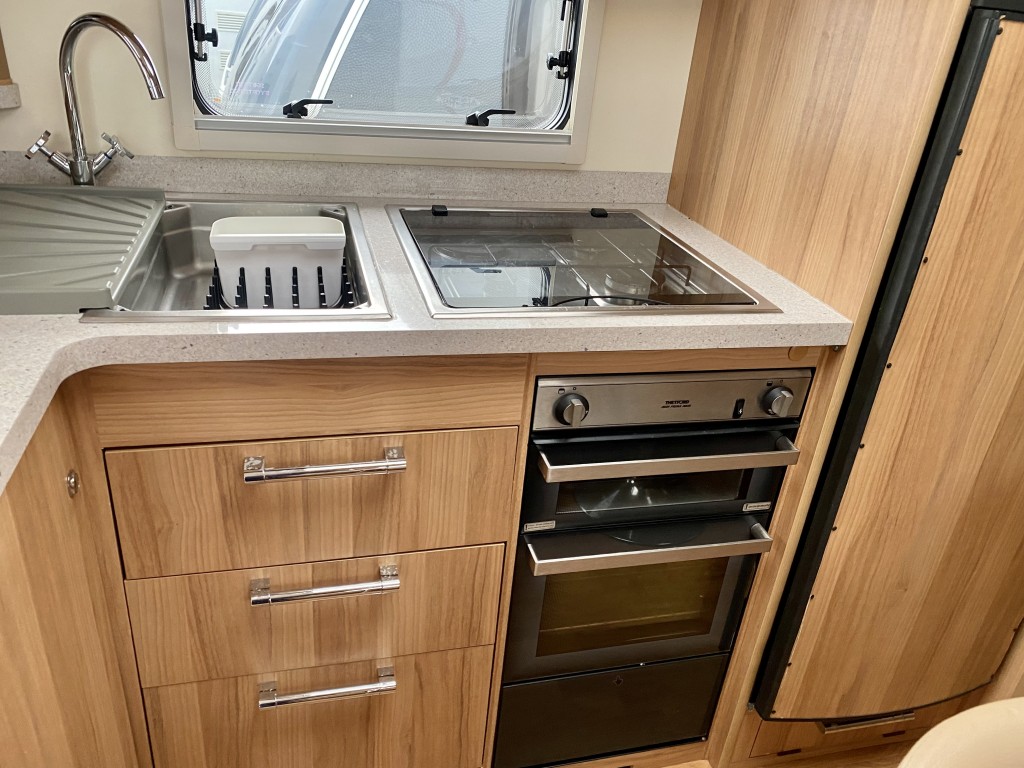 BAILEY RETREAT WILLOW  4 berth Fixed island bed