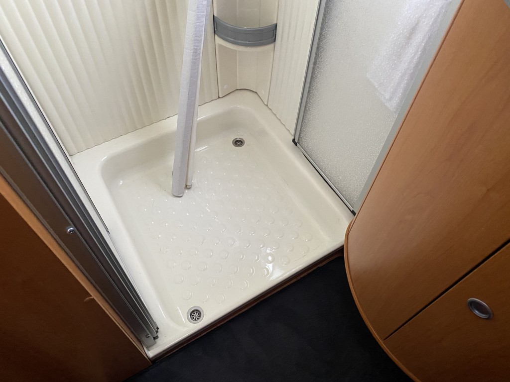 DETHLEFFS ESPRIT RT GLOBETROTTER Fixed single beds end washroom