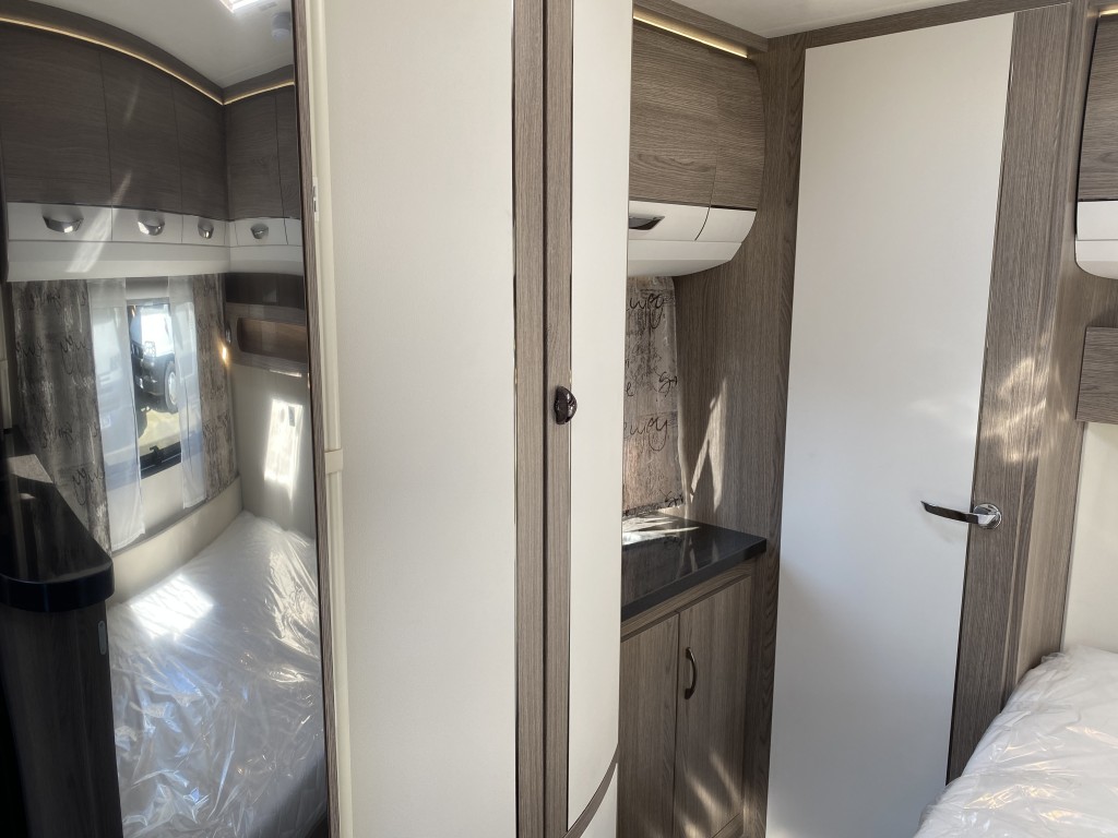 HOBBY PRESTIGE 720 KWFU 7 berth Fixed bed And bunkbeds