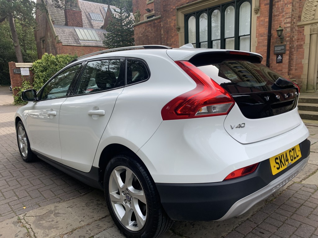 VOLVO V40 1.6 D2 CROSS COUNTRY LUX 5DR