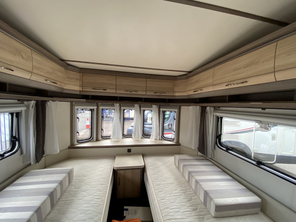 HOBBY LANDHAUS 770 CL 4 Berth Fixed single beds