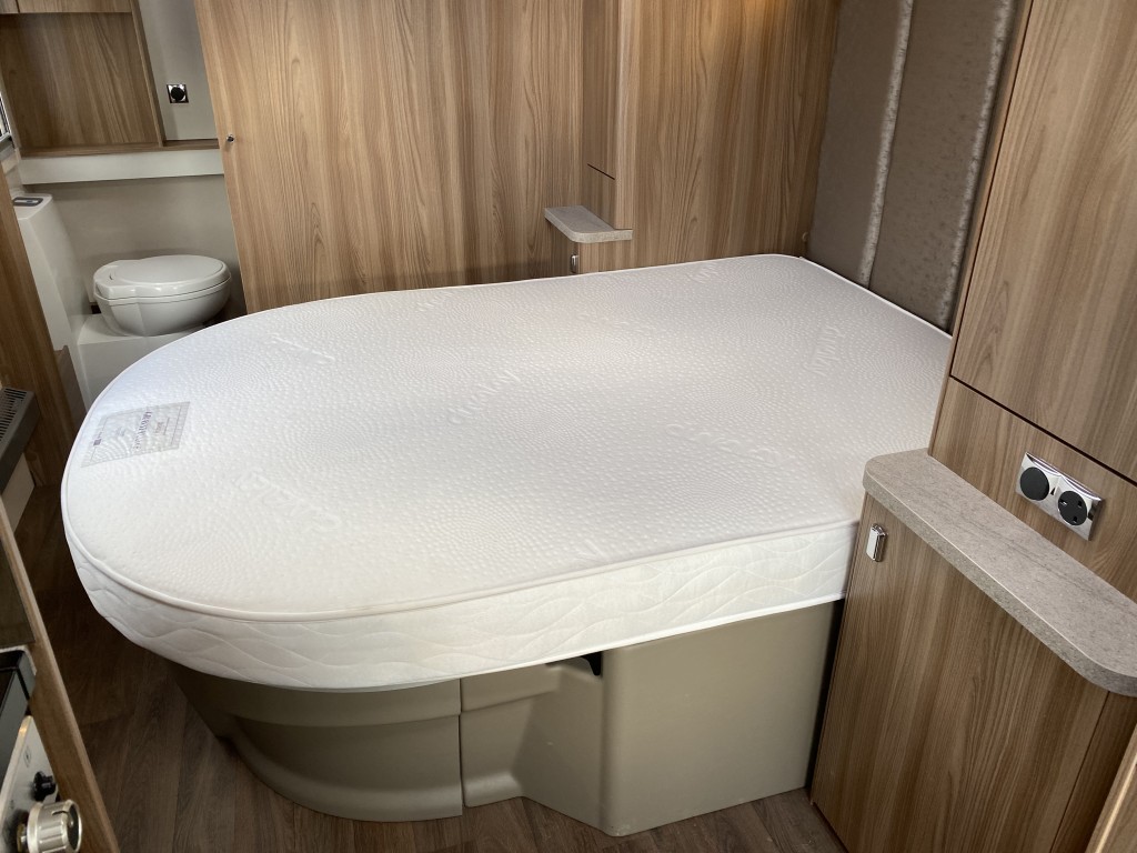 SWIFT CHALLENGER X 880  4 Berth Fixed Island Bed End Washroom