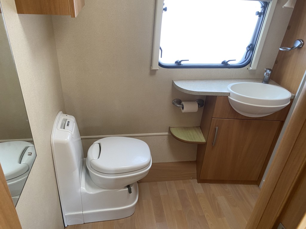SWIFT CHARISMA 620 4 Berth Fixed Bed End Washroom Motor Mover