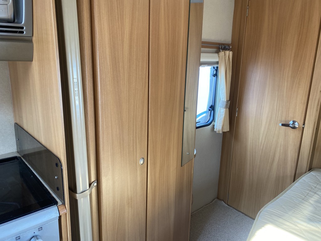 SWIFT CHARISMA 620 4 Berth Fixed Bed End Washroom Motor Mover