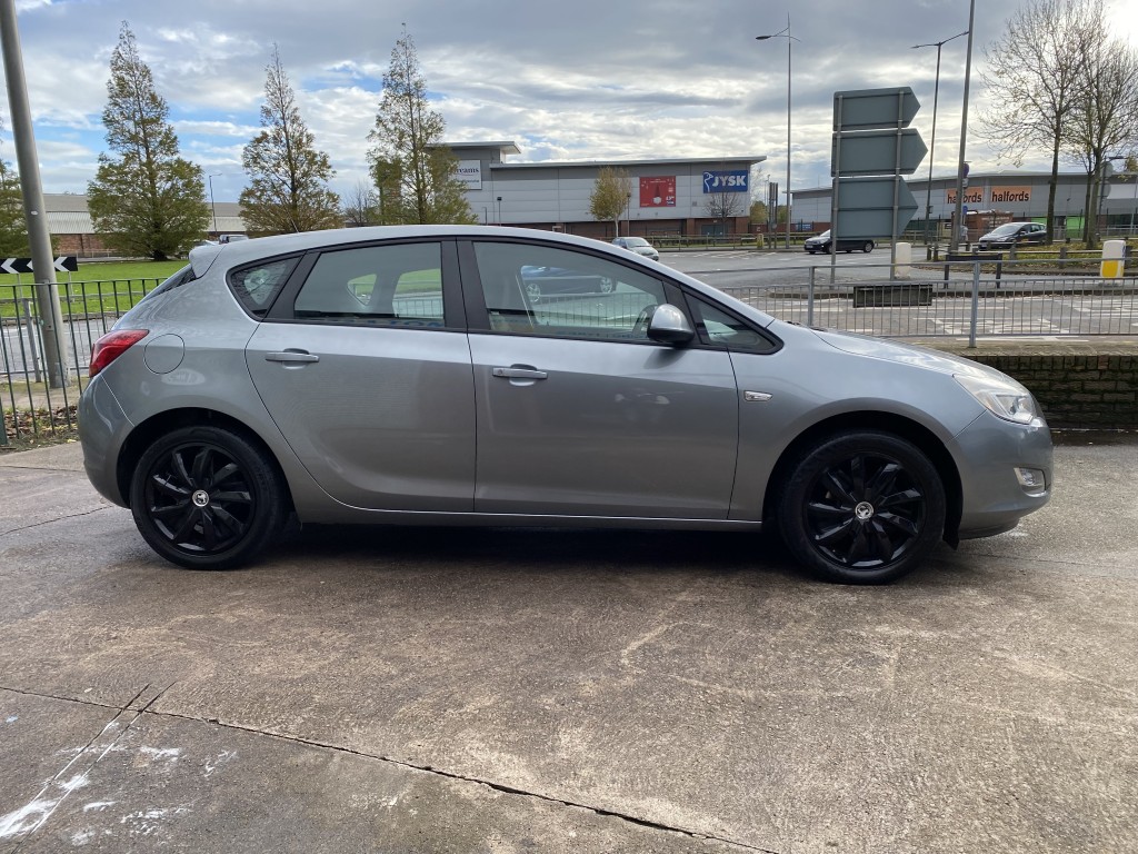 VAUXHALL ASTRA 1.4 EXCLUSIV 5DR Manual