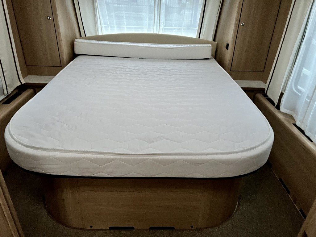 LMC EXQUISITE VIP 695 5 Berth fixed island bed