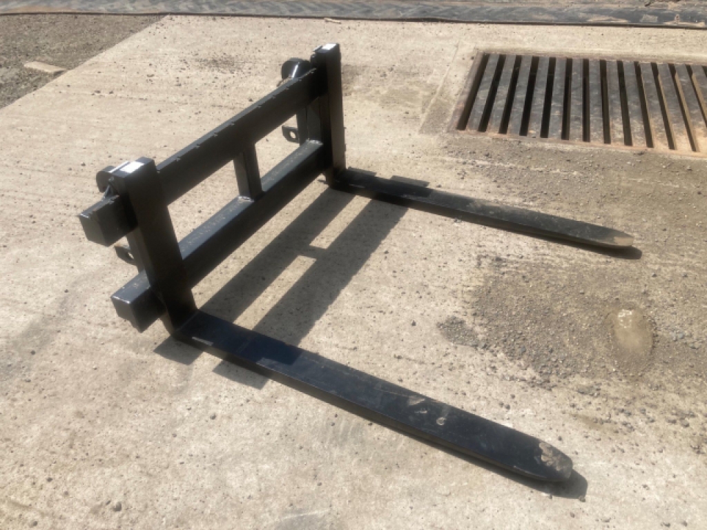 AG 2.5 TON PALLET FORKS ON QUICKE NO.3 BRACKETS 