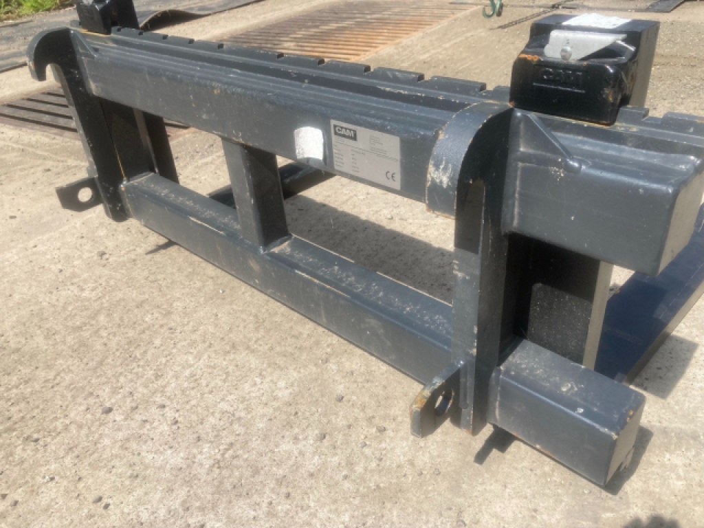 AG 2.5 TON PALLET FORKS ON QUICKE NO.3 BRACKETS 