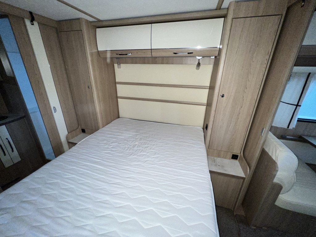 LMC Exquisite 685 VIP 5 Berth Fixed island bed