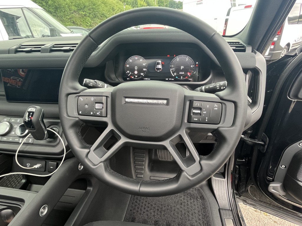 LAND ROVER DEFENDER 3.0 X-DYNAMIC D300 AUTOMATIC
