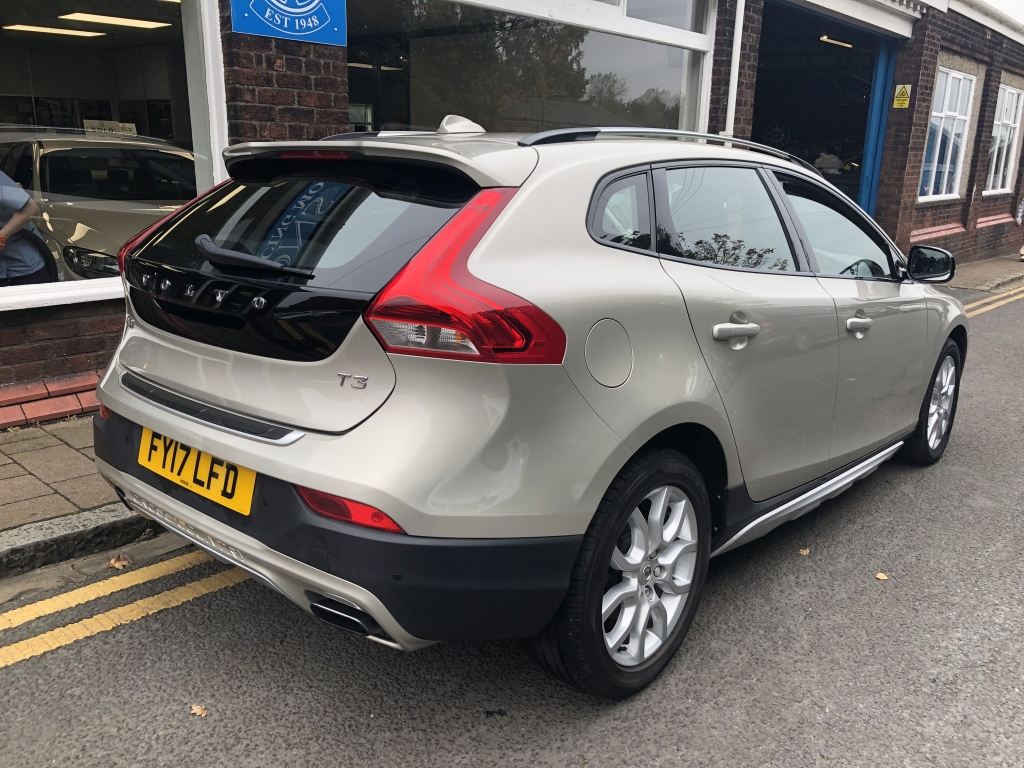 VOLVO V40 2.0 T3 CROSS COUNTRY PRO 5DR Manual